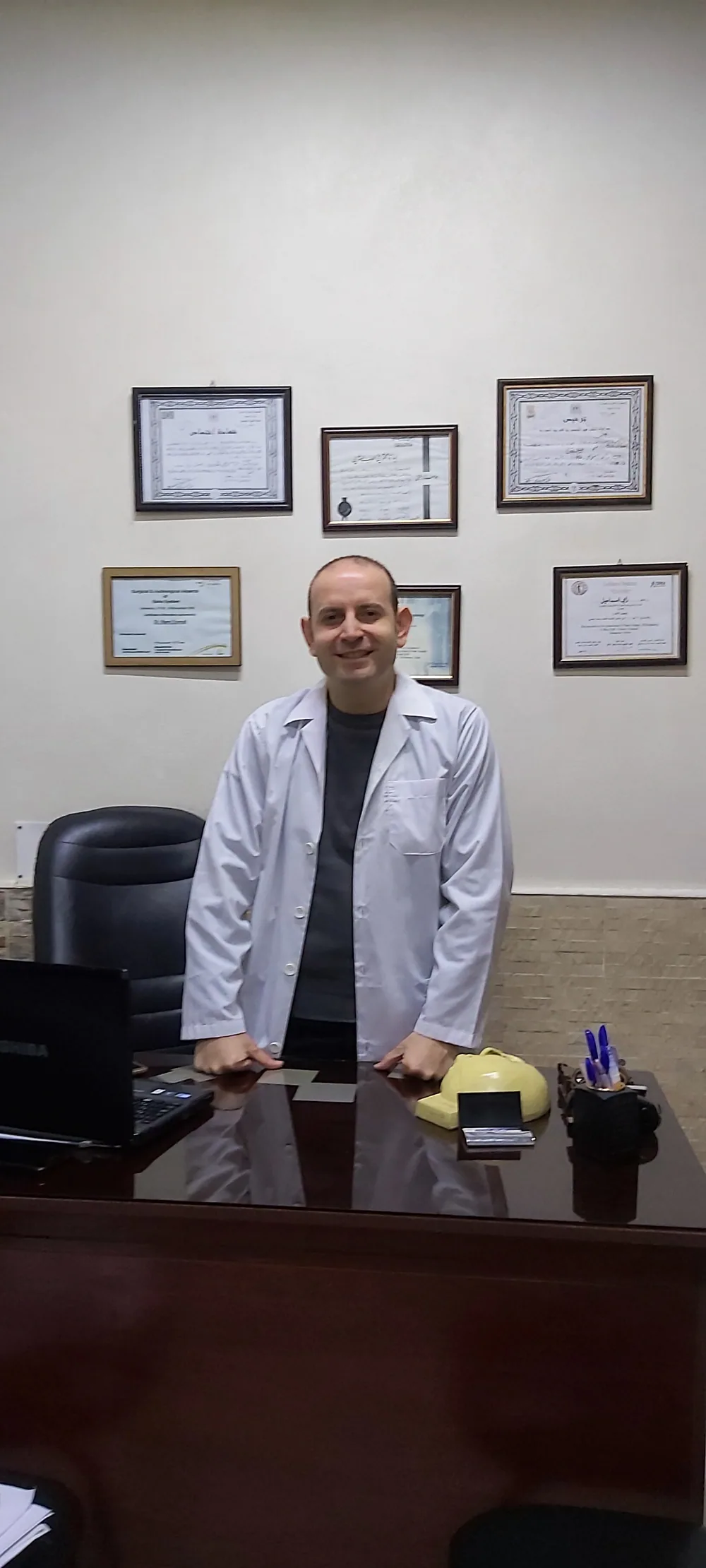 الدكتور رامي إسماعيل داخل العيادة